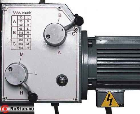 Двигатель и коробка подач по осям X / Y. 9 скоростей, рабочий ход 24 - 402 мм/мин фото №5 Подача стола фото №5