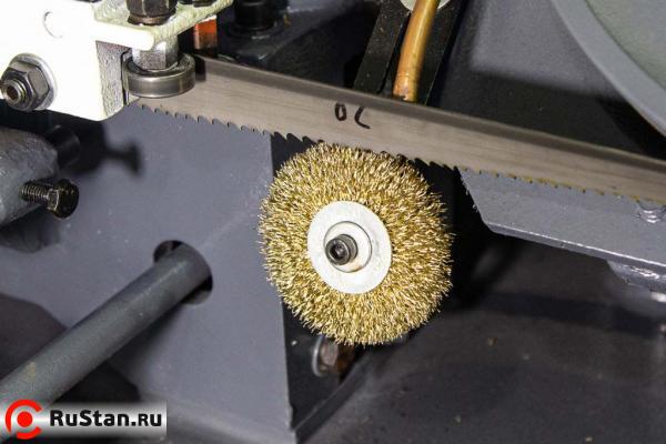 Своевременный съём стружки с пильного полотна осуществляется благодаря специальной щётке. фото №13 METAL MASTER MGH-300 фото №13