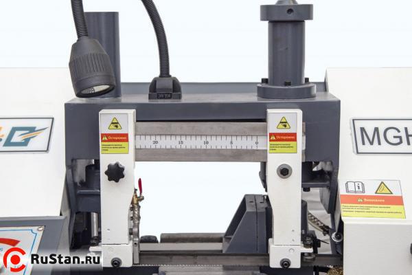 Полотно расположено перпендикулярно заготовке. Это обеспечивается благодаря направляющим, в которые установлены подшипники. Вылет направляющих регулируется в зависимости от размеров заготовки. фото №4 METAL MASTER MGH-300 фото №4