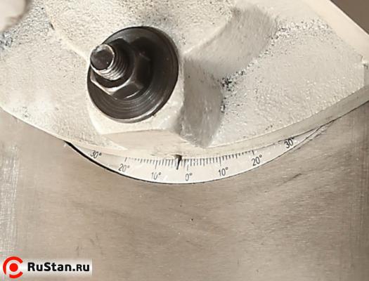 Фрезерная головка может наклоняться вокруг продольной оси вправо и влево ± 90°. Угол поворота отображается на линейке. фото №2 Фрезерная головка может наклоняться вокруг продольной оси вправо и влево ± 90°. Угол поворота отображается на линейке. фото №2