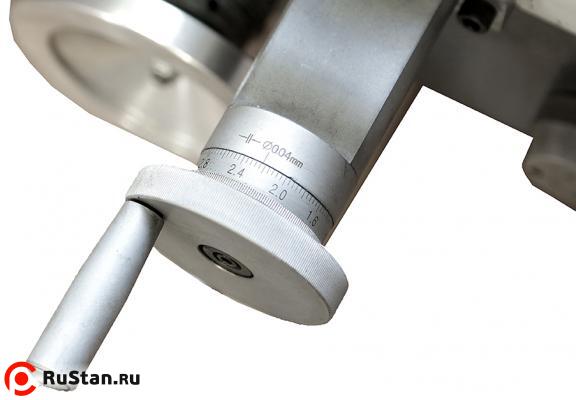 На станке имеются лимбы продольной и поперечной подачи. Маховики выполнены из металла. фото №4 Metal Master MML 2870V фото №4