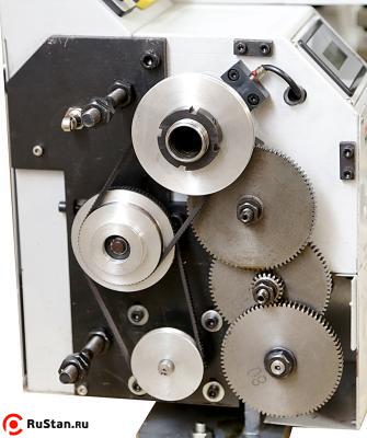 Главное преимущество токарного станка: Наличие металлических шестерней обладающих высоким ресурсом и повышенной износостойкостью, а наличие клиновидного ремня позволит избежать повреждения двигателя при превышении нагрузки на шпиндель фото №2 Metal Master MML 2140V фото №2